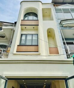 NHÀ PHỐ DÀI 18M THANG MÁY HIỆN ĐẠI • 3 TẦNG• NHỈNH 10T GẦN CÔNG VIÊN LÀNG HOA P11